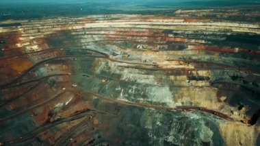 Demir cevheri madenciliği ocağı devasa demir cevheri madencilik hava fotoğrafçılığı 4K