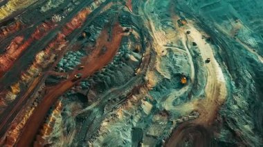 Demir cevheri madenciliği ocağı devasa demir cevheri madencilik hava fotoğrafçılığı 4K