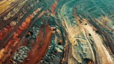 Demir cevheri madenciliği ocağı devasa demir cevheri madencilik hava fotoğrafçılığı 4K