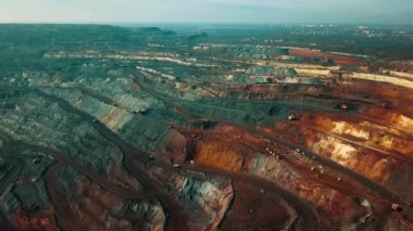 Demir cevheri madenciliği ocağı devasa demir cevheri madencilik hava fotoğrafçılığı 4K