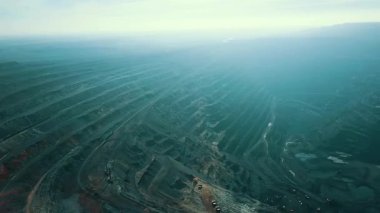 Demir cevheri madenciliği ocağı devasa demir cevheri madencilik hava fotoğrafçılığı 4K