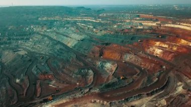 Demir cevheri madenciliği ocağı devasa demir cevheri madencilik hava fotoğrafçılığı 4K