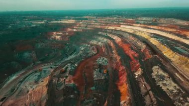 Demir cevheri madenciliği ocağı devasa demir cevheri madencilik hava fotoğrafçılığı 4K