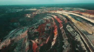 Demir cevheri madenciliği ocağı devasa demir cevheri madencilik hava fotoğrafçılığı 4K
