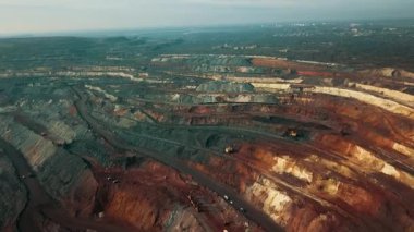 Demir cevheri madenciliği ocağı devasa demir cevheri madencilik hava fotoğrafçılığı 4K