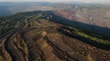 Demir cevheri madenciliği ocağı devasa demir cevheri madencilik hava fotoğrafçılığı 4K