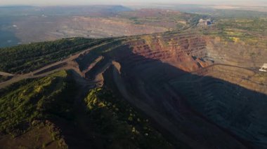 Demir cevheri madenciliği ocağı devasa demir cevheri madencilik hava fotoğrafçılığı 4K