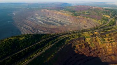 Demir cevheri madenciliği ocağı devasa demir cevheri madencilik hava fotoğrafçılığı 4K