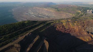 Demir cevheri madenciliği ocağı devasa demir cevheri madencilik hava fotoğrafçılığı 4K
