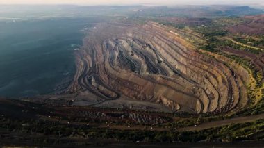 Demir cevheri madenciliği ocağı devasa demir cevheri madencilik hava fotoğrafçılığı 4K