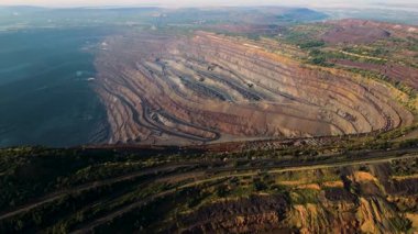 Demir cevheri madenciliği ocağı devasa demir cevheri madencilik hava fotoğrafçılığı 4K