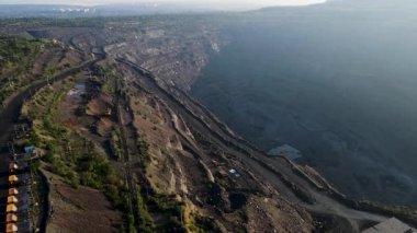 Demir cevheri madenciliği ocağı devasa demir cevheri madencilik hava fotoğrafçılığı 4K