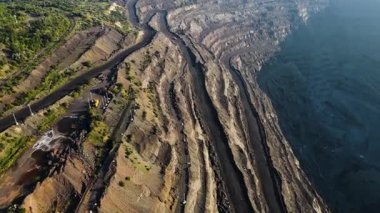 Demir cevheri madenciliği ocağı devasa demir cevheri madencilik hava fotoğrafçılığı 4K