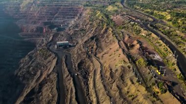 Demir cevheri madenciliği ocağı devasa demir cevheri madencilik hava fotoğrafçılığı 4K