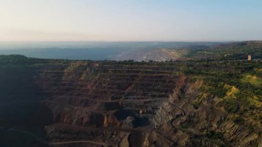 Demir cevheri madenciliği ocağı devasa demir cevheri madencilik hava fotoğrafçılığı 4K