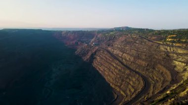 Demir cevheri madenciliği ocağı devasa demir cevheri madencilik hava fotoğrafçılığı 4K