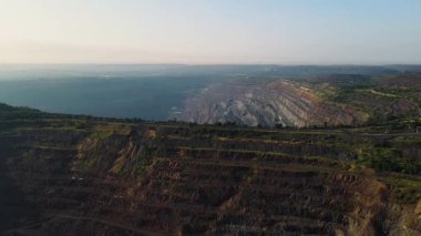 Demir cevheri madenciliği ocağı devasa demir cevheri madencilik hava fotoğrafçılığı 4K