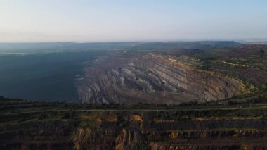 Demir cevheri madenciliği ocağı devasa demir cevheri madencilik hava fotoğrafçılığı 4K