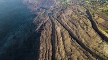 Demir cevheri madenciliği ocağı devasa demir cevheri madencilik hava fotoğrafçılığı 4K
