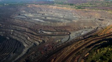 Demir cevheri madenciliği ocağı devasa demir cevheri madencilik hava fotoğrafçılığı 4K