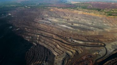 Demir cevheri madenciliği ocağı devasa demir cevheri madencilik hava fotoğrafçılığı 4K
