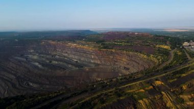 Demir cevheri madenciliği ocağı devasa demir cevheri madencilik hava fotoğrafçılığı 4K