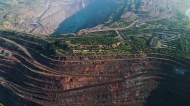 Demir cevheri madenciliği ocağı devasa demir cevheri madencilik hava fotoğrafçılığı 4K
