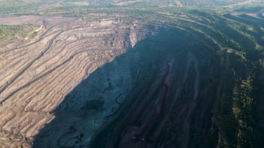 Demir cevheri madenciliği ocağı devasa demir cevheri madencilik hava fotoğrafçılığı 4K