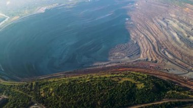 Demir cevheri madenciliği ocağı devasa demir cevheri madencilik hava fotoğrafçılığı 4K