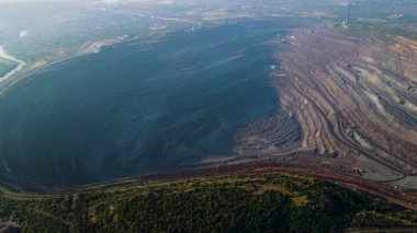 Demir cevheri madenciliği ocağı devasa demir cevheri madencilik hava fotoğrafçılığı 4K