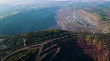Demir cevheri madenciliği ocağı devasa demir cevheri madencilik hava fotoğrafçılığı 4K