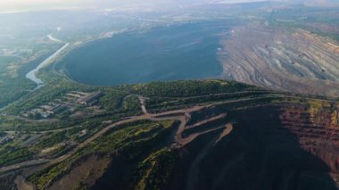 Demir cevheri madenciliği ocağı devasa demir cevheri madencilik hava fotoğrafçılığı 4K