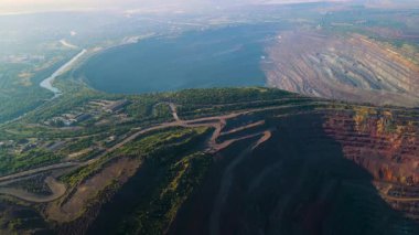 Demir cevheri madenciliği ocağı devasa demir cevheri madencilik hava fotoğrafçılığı 4K