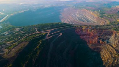 Demir cevheri madenciliği ocağı devasa demir cevheri madencilik hava fotoğrafçılığı 4K