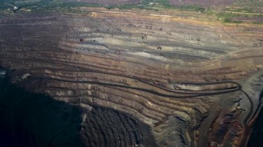 Demir cevheri madenciliği ocağı devasa demir cevheri madencilik hava fotoğrafçılığı 4K