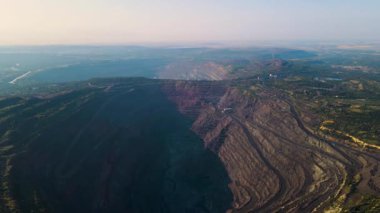 Demir cevheri madenciliği ocağı devasa demir cevheri madencilik hava fotoğrafçılığı 4K