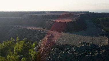 Demir cevheri madenciliği ocağı devasa demir cevheri madencilik hava fotoğrafçılığı 4K