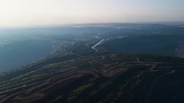 Demir cevheri madenciliği ocağı devasa demir cevheri madencilik hava fotoğrafçılığı 4K