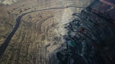Demir cevheri madenciliği ocağı devasa demir cevheri madencilik hava fotoğrafçılığı 4K
