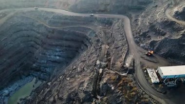 Demir cevheri madenciliği ocağı devasa demir cevheri madencilik hava fotoğrafçılığı 4K