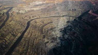 Demir cevheri madenciliği ocağı devasa demir cevheri madencilik hava fotoğrafçılığı 4K