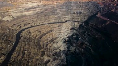Demir cevheri madenciliği ocağı devasa demir cevheri madencilik hava fotoğrafçılığı 4K