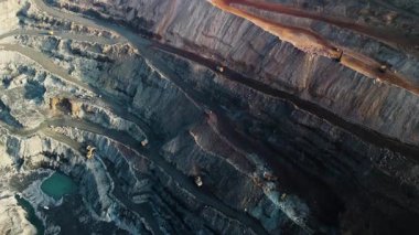Demir cevheri madenciliği ocağı devasa demir cevheri madencilik hava fotoğrafçılığı 4K