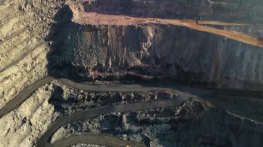 Demir cevheri madenciliği ocağı devasa demir cevheri madencilik hava fotoğrafçılığı 4K