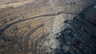 Demir cevheri madenciliği ocağı devasa demir cevheri madencilik hava fotoğrafçılığı 4K
