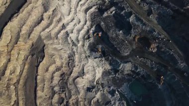 Demir cevheri madenciliği ocağı devasa demir cevheri madencilik hava fotoğrafçılığı 4K