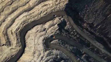 Demir cevheri madenciliği ocağı devasa demir cevheri madencilik hava fotoğrafçılığı 4K