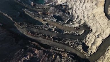 Demir cevheri madenciliği ocağı devasa demir cevheri madencilik hava fotoğrafçılığı 4K