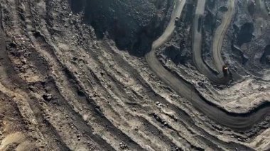 Demir cevheri madenciliği ocağı devasa demir cevheri madencilik hava fotoğrafçılığı 4K