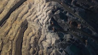 Demir cevheri madenciliği ocağı devasa demir cevheri madencilik hava fotoğrafçılığı 4K